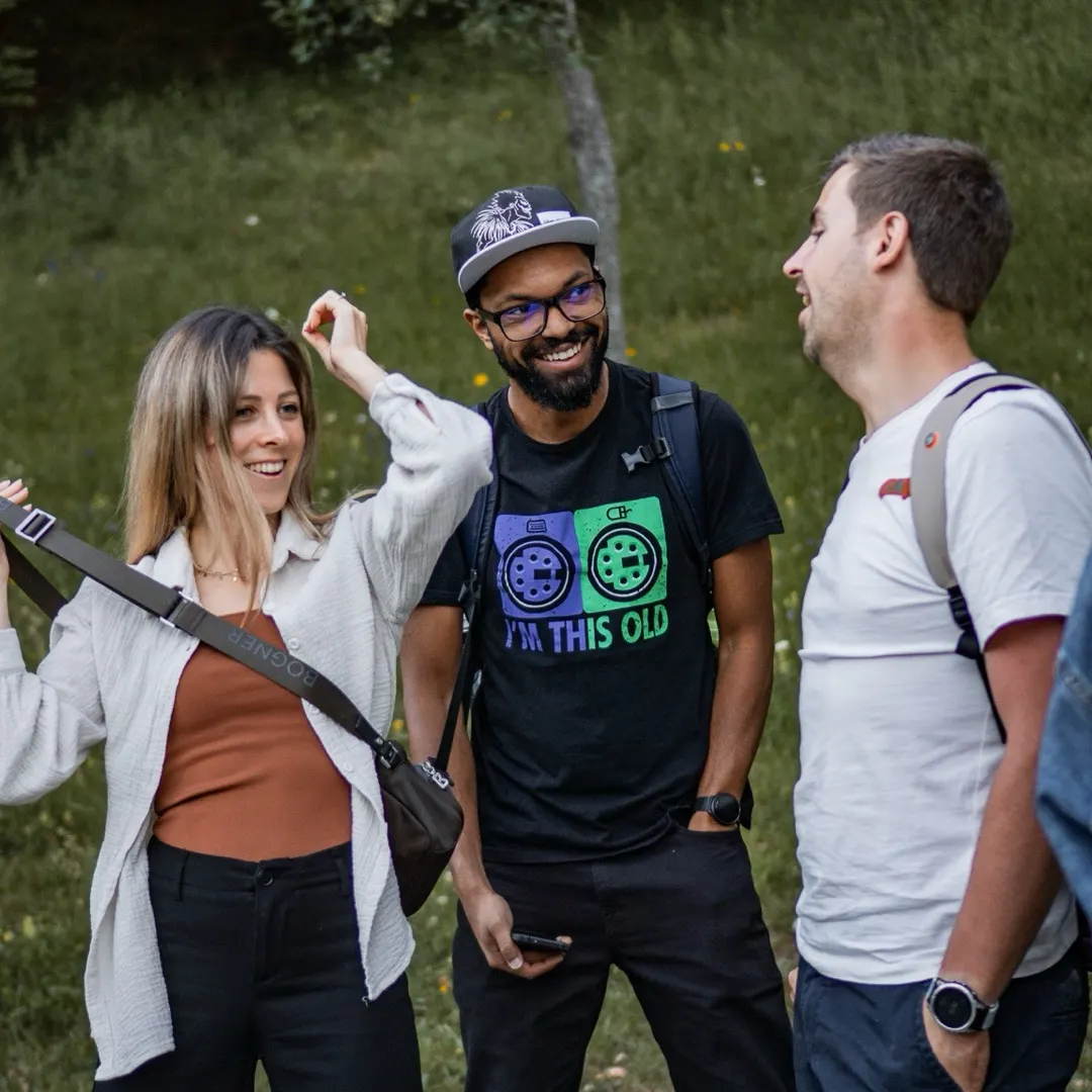 Gemischtes Team aus verschiedenen Branchen am Laptop.