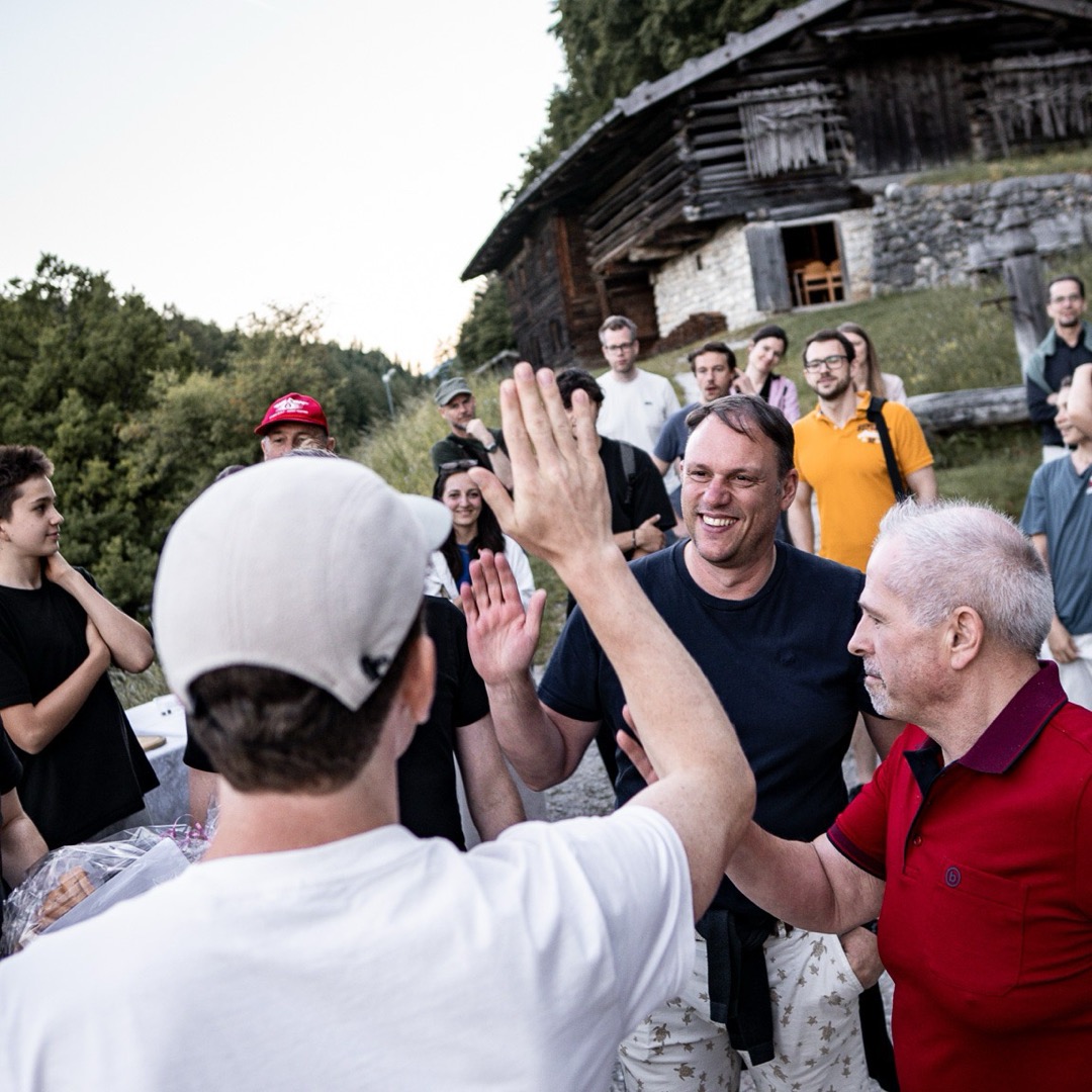 High-Five im Sonnenuntergang am Ende des Buildathon