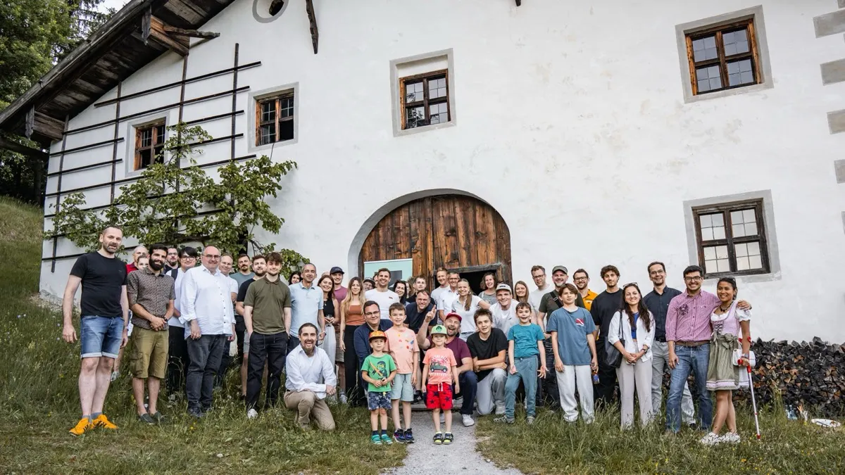 Über 40 Teilnehmer:innen von 8 bis 60+ beim KIDU Buildathon im Museum Tiroler Bauernhöfe.