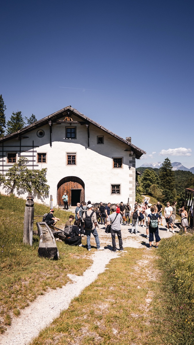 Museum Tiroler Bauernhöfe in Kramsach mit Alpen im Hintergrund