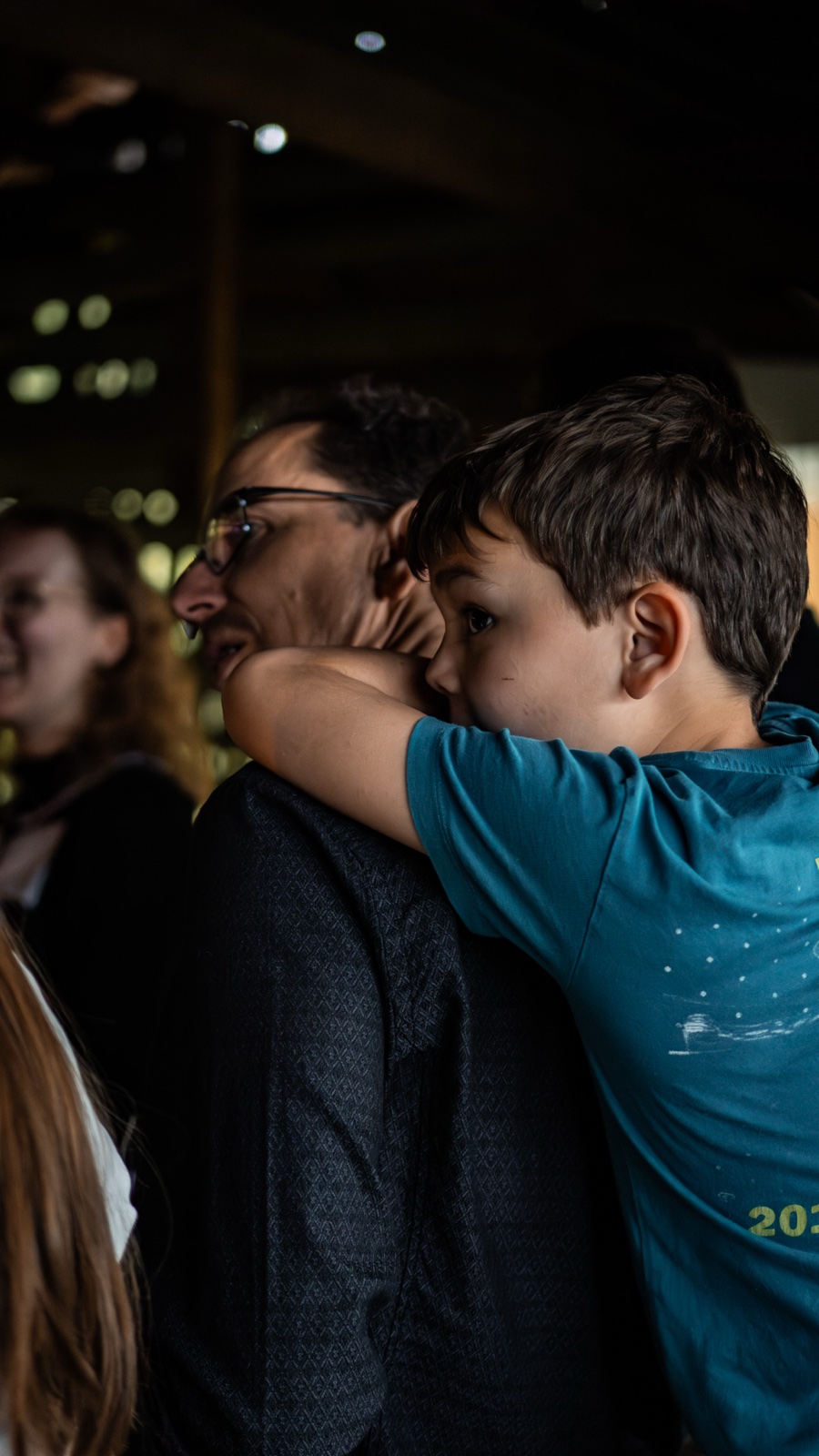 Vater hält seinen Sohn auf dem Arm - generationengemischter Moment am Buildathon