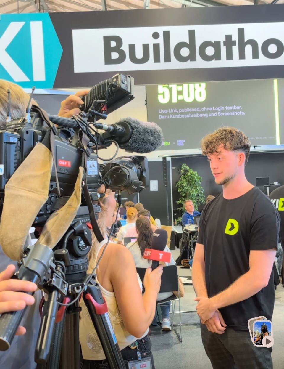 Ein Kamerateam des ORF dreht am KIDU-Stand ein Interview.